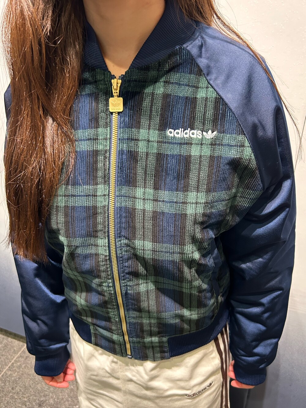 「スニーカー、ジャケット、スカート、adidas、アディダス、タータンチェック、adidas originals、タバコ、アディダスオリジナルス、ツイルスカート」｜「adidasのコットンツイル ミディスカート（スカート、ホワイト系）」を使った、TSさん（レディース・150cm）の秋コーディネートの2枚目の写真