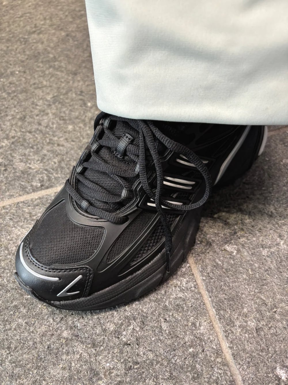 ブラック系のスニーカー、その他のデニムパンツ、ブラック系のTシャツ/カットソーを着用したレディースの冬コーディネートの2枚目の写真