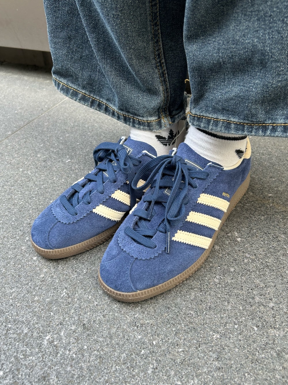 「スニーカー、ダウンベスト、adidas、アディダス、ベロア、adidas originals、アディダスオリジナルス、70s、ベルン、トラックトップ」｜「adidasのベルン / Bern（シューズ、ブルー系）」を使った、TSさん（レディース・150cm）の秋コーディネートの3枚目の写真