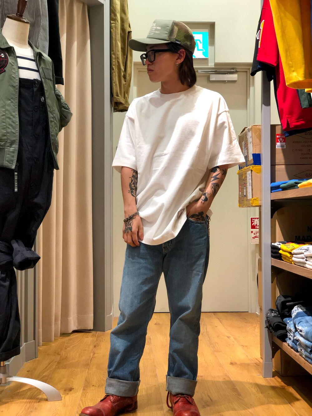 ホワイト系のTシャツ/カットソー、グリーン系のキャップを着用したメンズの春コーディネートの2枚目の写真