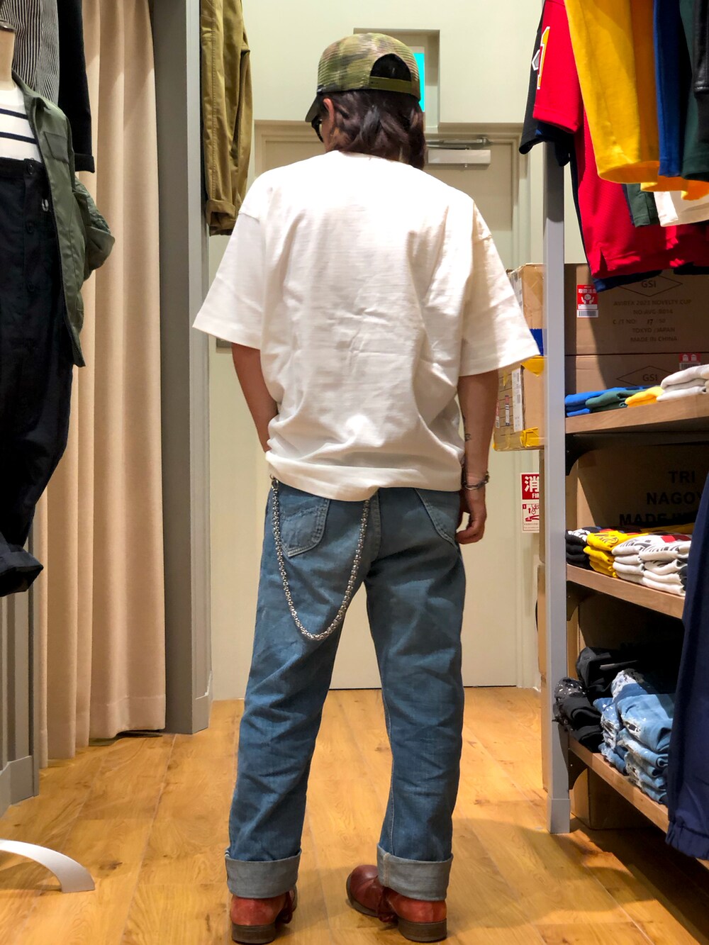 ホワイト系のTシャツ/カットソー、グリーン系のキャップを着用したメンズの春コーディネートの3枚目の写真