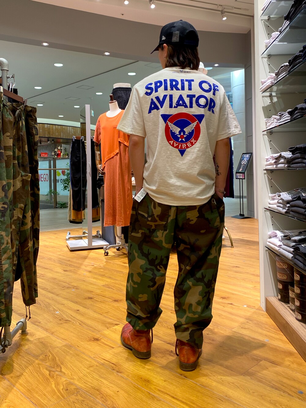 ホワイト系のTシャツ/カットソー、グリーン系のパンツを着用したメンズの春コーディネートの2枚目の写真