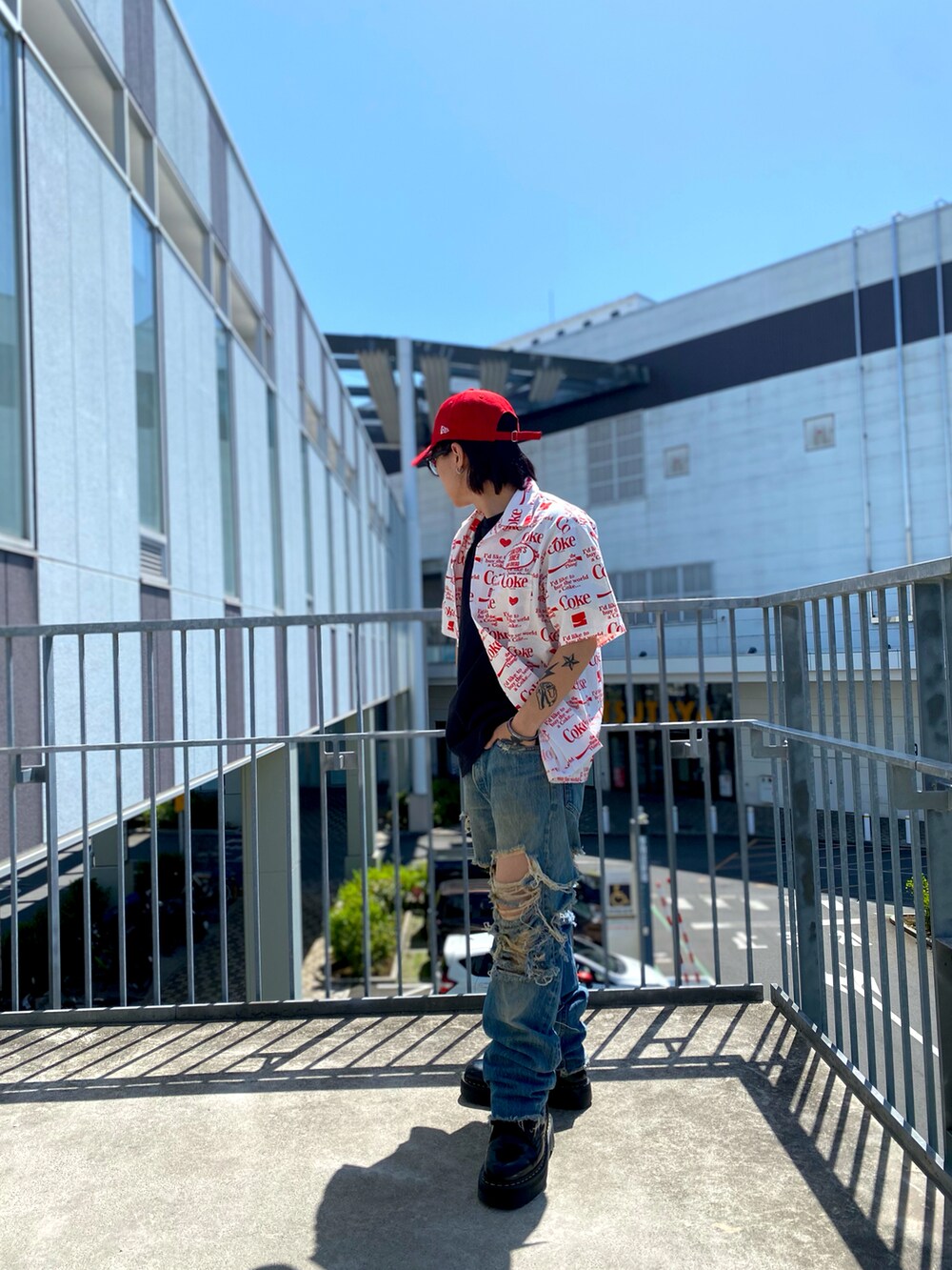 ホワイト系のシャツ/ブラウス、レッド系のキャップを着用したメンズの春コーディネートの3枚目の写真