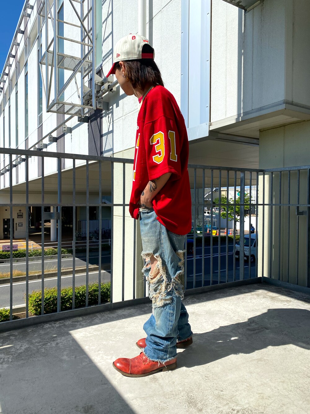 レッド系のTシャツ/カットソー、レッド系のTシャツ/カットソーを着用したメンズの春コーディネートの2枚目の写真