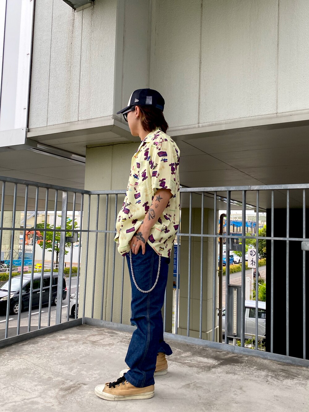 ベージュ系のシャツ/ブラウス、ゴールド系のTシャツ/カットソーを着用したメンズの春コーディネートの2枚目の写真