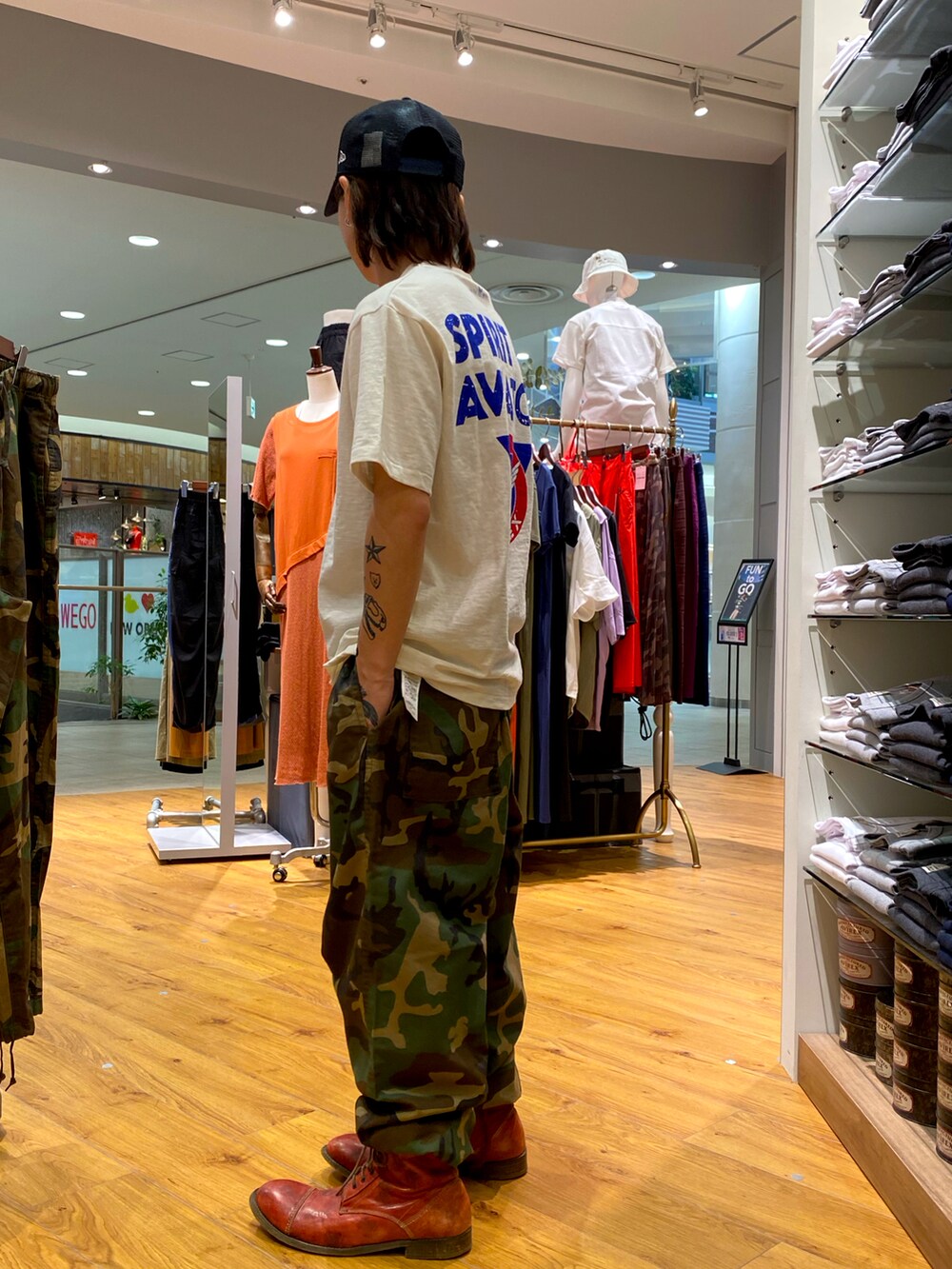 ホワイト系のTシャツ/カットソー、グリーン系のパンツを着用したメンズの春コーディネートの3枚目の写真