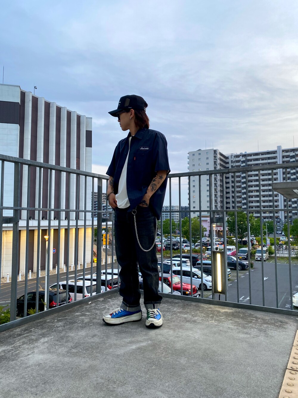 グレー系のシャツ/ブラウス、ブラック系のキャップを着用したメンズの春コーディネートの2枚目の写真