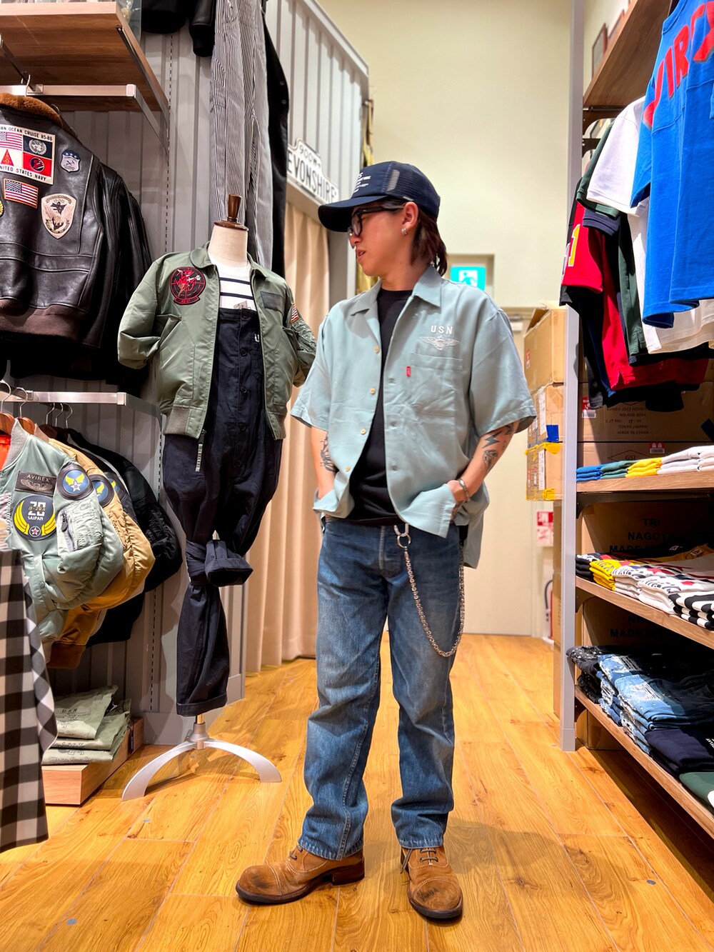 ブルー系のシャツ/ブラウス、ブルー系のキャップを着用したメンズの春コーディネートの3枚目の写真