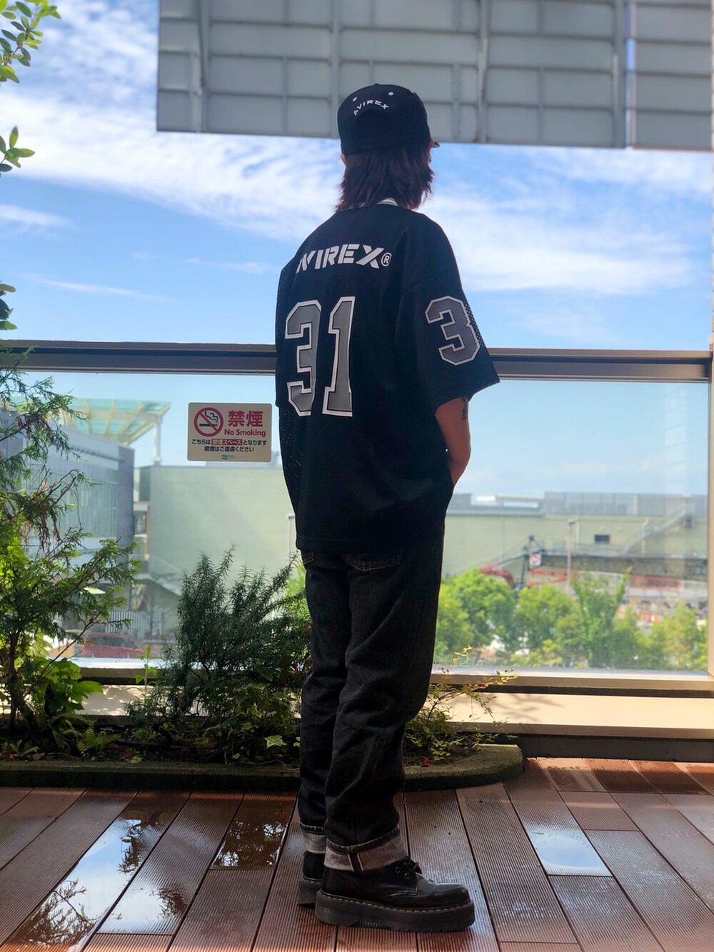 ブラック系のTシャツ/カットソー、ブラック系のキャップを着用したメンズの夏コーディネートの3枚目の写真