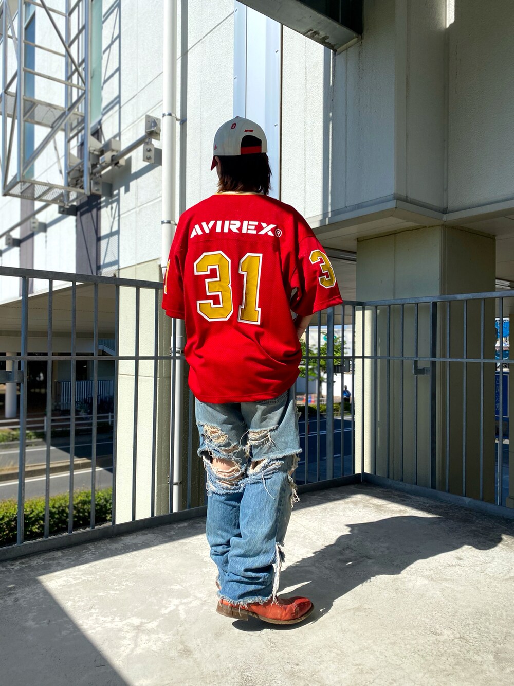 レッド系のTシャツ/カットソー、レッド系のTシャツ/カットソーを着用したメンズの春コーディネートの3枚目の写真