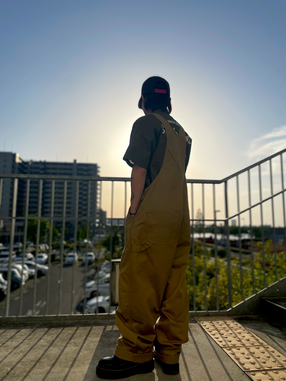 グリーン系のシャツ/ブラウス、ブラウン系のサロペット/オーバーオールを着用したメンズの春コーディネートの3枚目の写真