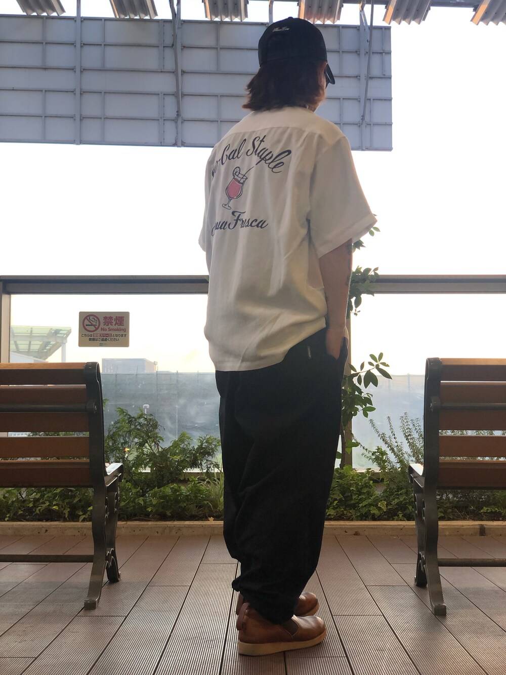 ホワイト系のシャツ/ブラウス、ブラック系のその他パンツを着用したメンズの夏コーディネートの2枚目の写真