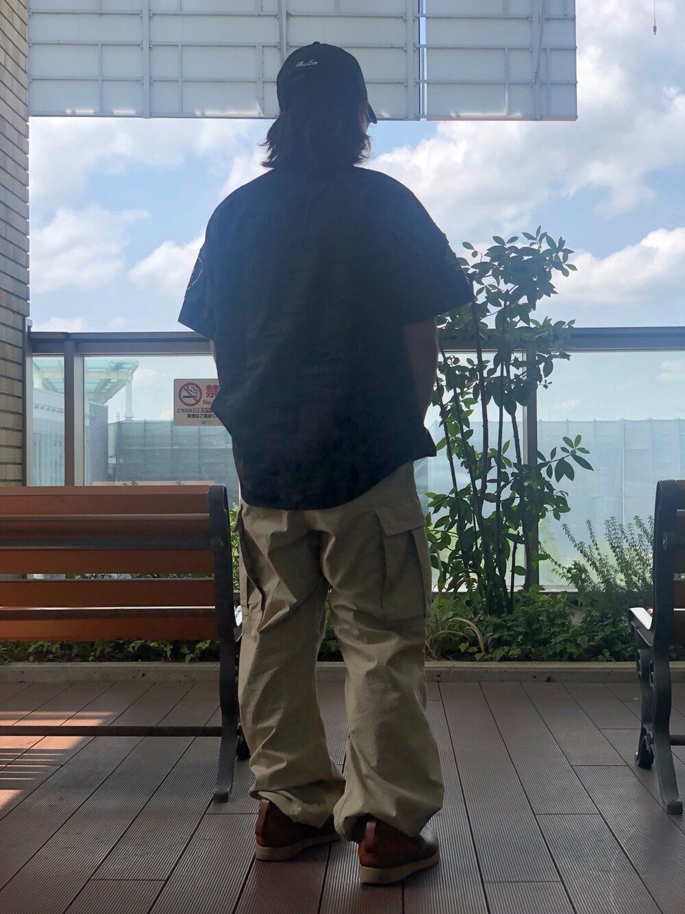 ブラック系のシャツ/ブラウス、ベージュ系のカーゴパンツを着用したメンズの夏コーディネートの2枚目の写真