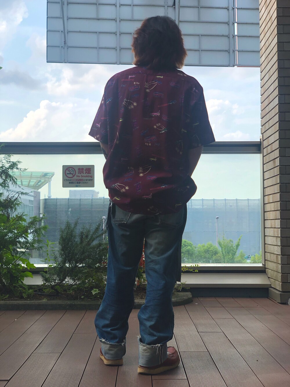 ブラック系のシャツ/ブラウスを着用したメンズの夏コーディネートの2枚目の写真