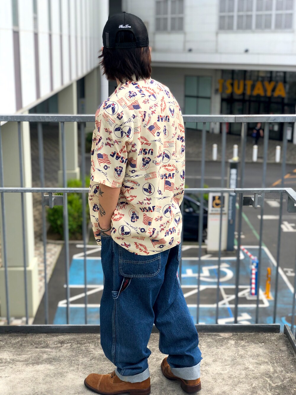 ホワイト系のシャツ/ブラウス、その他のデニムパンツを着用したメンズの春コーディネートの2枚目の写真