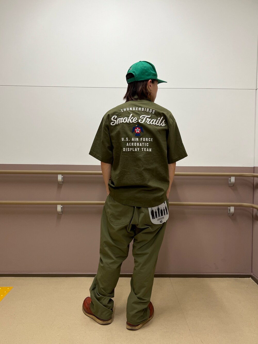 グリーン系のシャツ/ブラウス、グリーン系のその他パンツを着用したメンズの春コーディネートの2枚目の写真