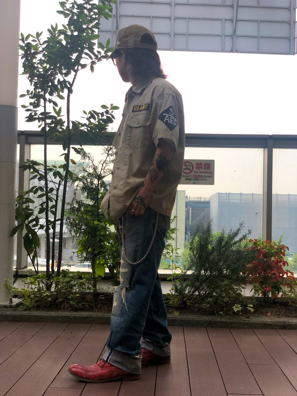 ベージュ系のシャツ/ブラウス、ベージュ系のキャップを着用したメンズの夏コーディネートの2枚目の写真