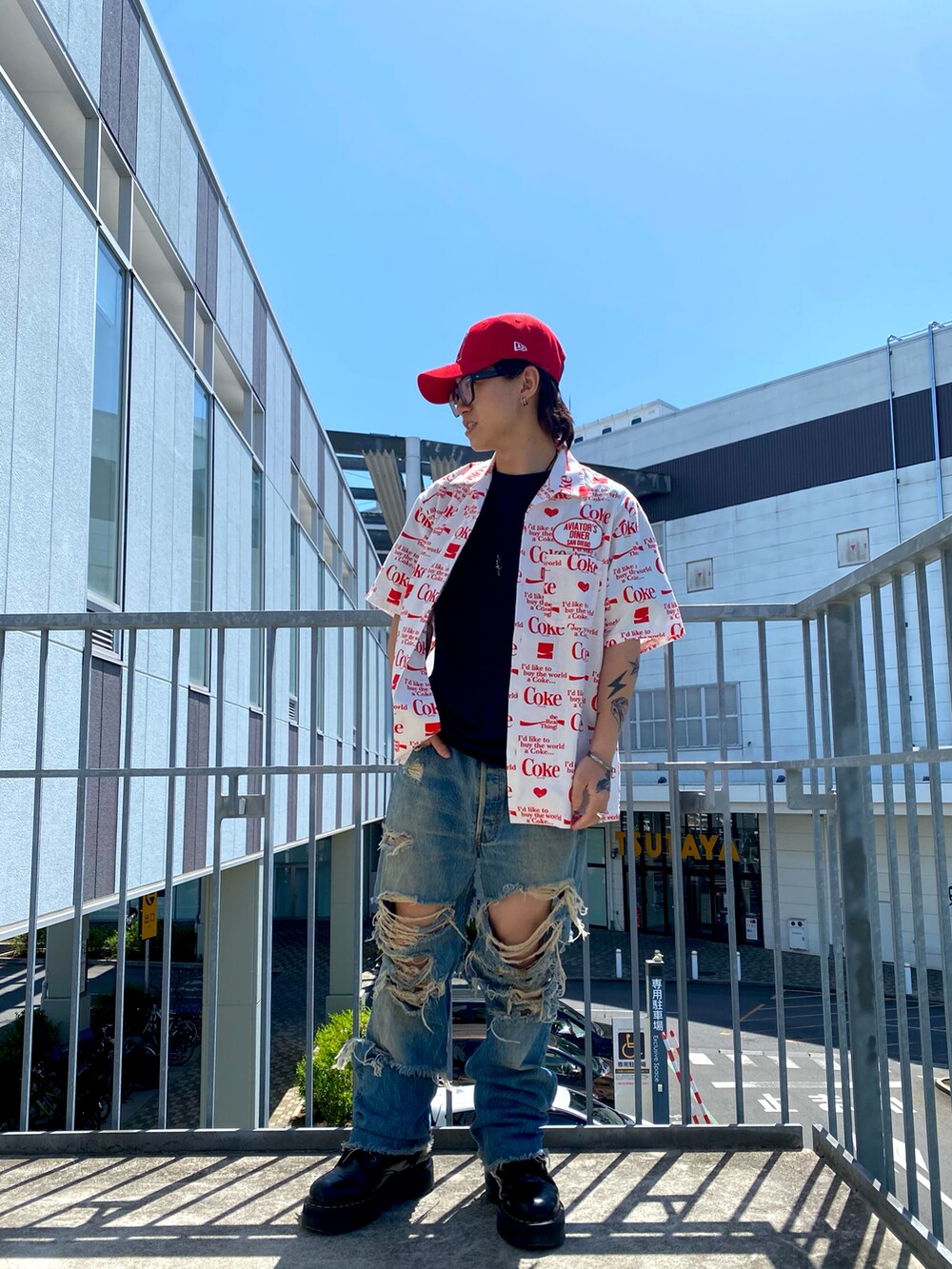 ホワイト系のシャツ/ブラウス、レッド系のキャップを着用したメンズの春コーディネートの2枚目の写真