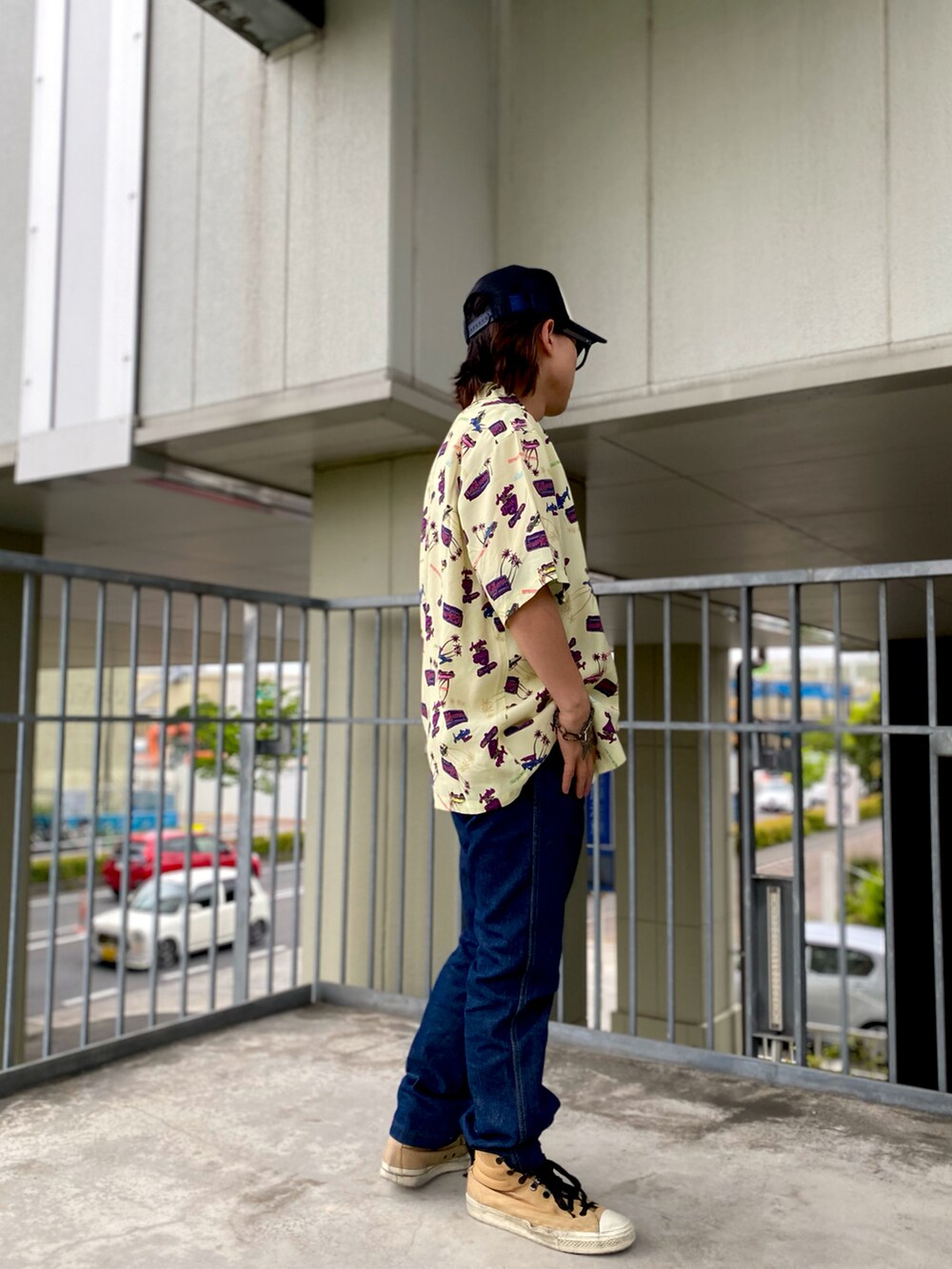 ベージュ系のシャツ/ブラウス、ゴールド系のTシャツ/カットソーを着用したメンズの春コーディネートの3枚目の写真