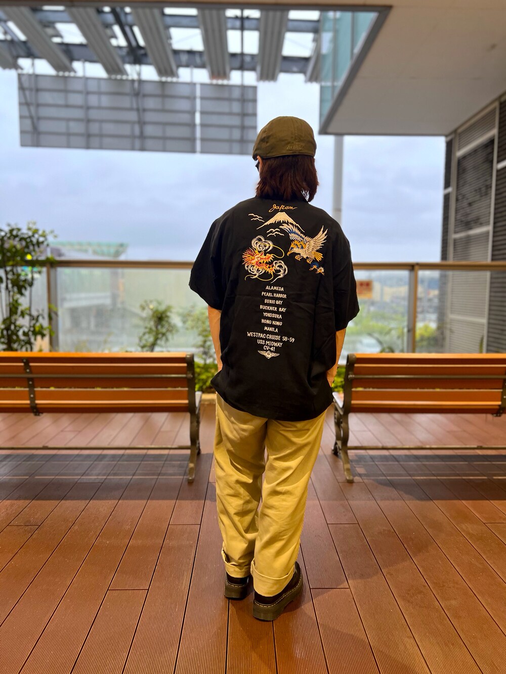 ブラック系のシャツ/ブラウス、グリーン系のハンチング/ベレー帽を着用したメンズの夏コーディネートの2枚目の写真