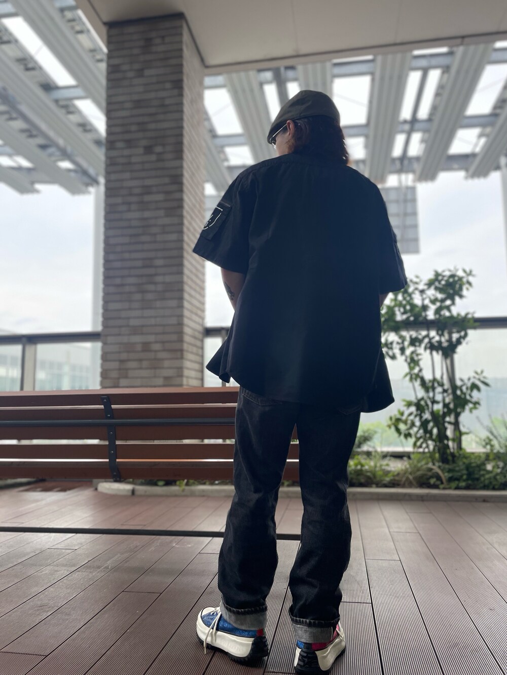 ブラック系のシャツ/ブラウス、グリーン系のハンチング/ベレー帽を着用したメンズの夏コーディネートの2枚目の写真