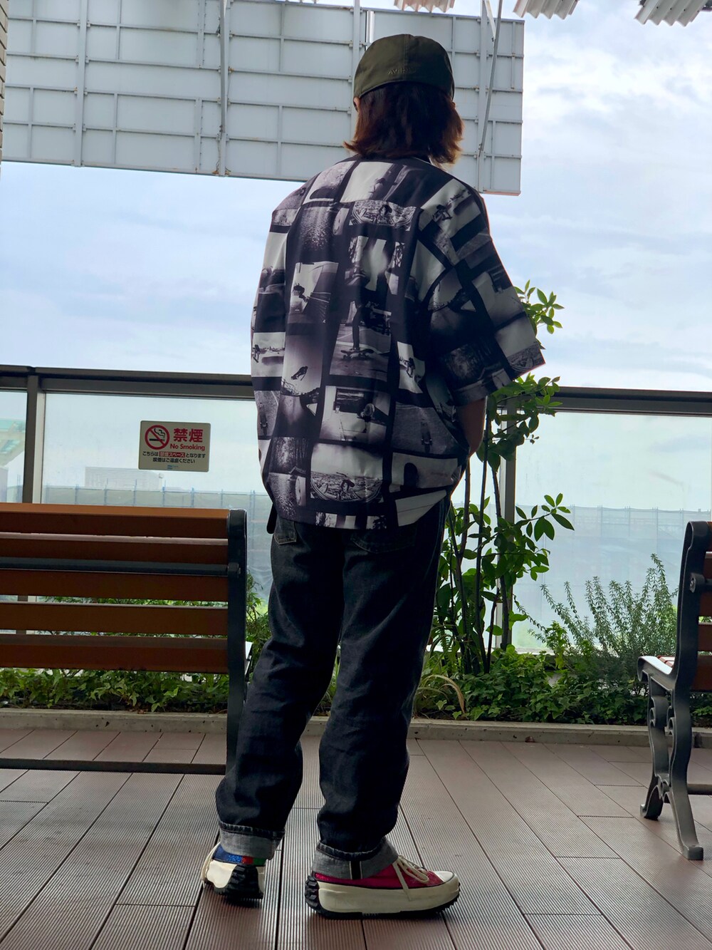 ブラック系のシャツ/ブラウス、グリーン系のハンチング/ベレー帽を着用したメンズの夏コーディネートの2枚目の写真