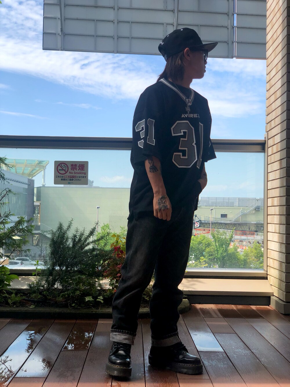 ブラック系のTシャツ/カットソー、ブラック系のキャップを着用したメンズの夏コーディネートの2枚目の写真