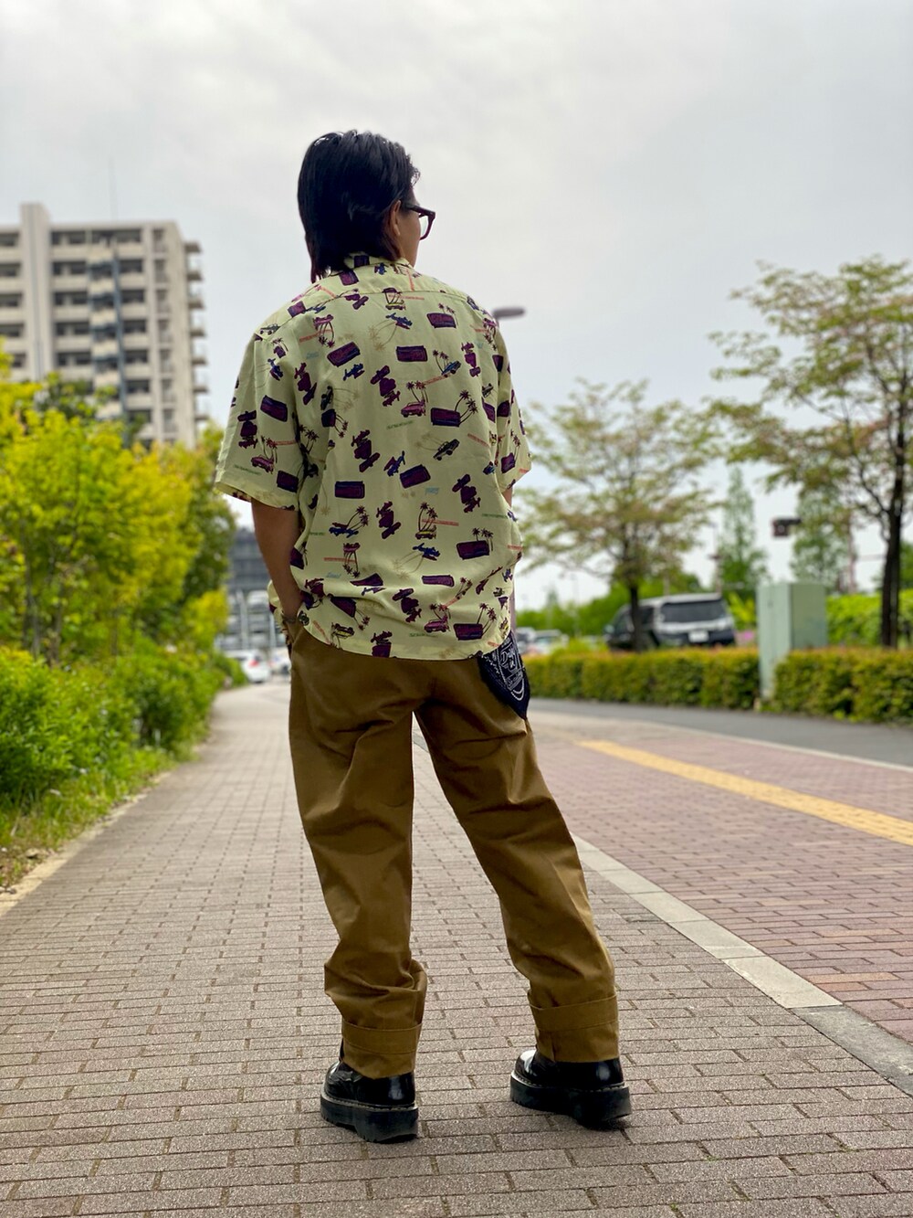 ベージュ系のシャツ/ブラウス、その他のチノパンツを着用したメンズの春コーディネートの2枚目の写真