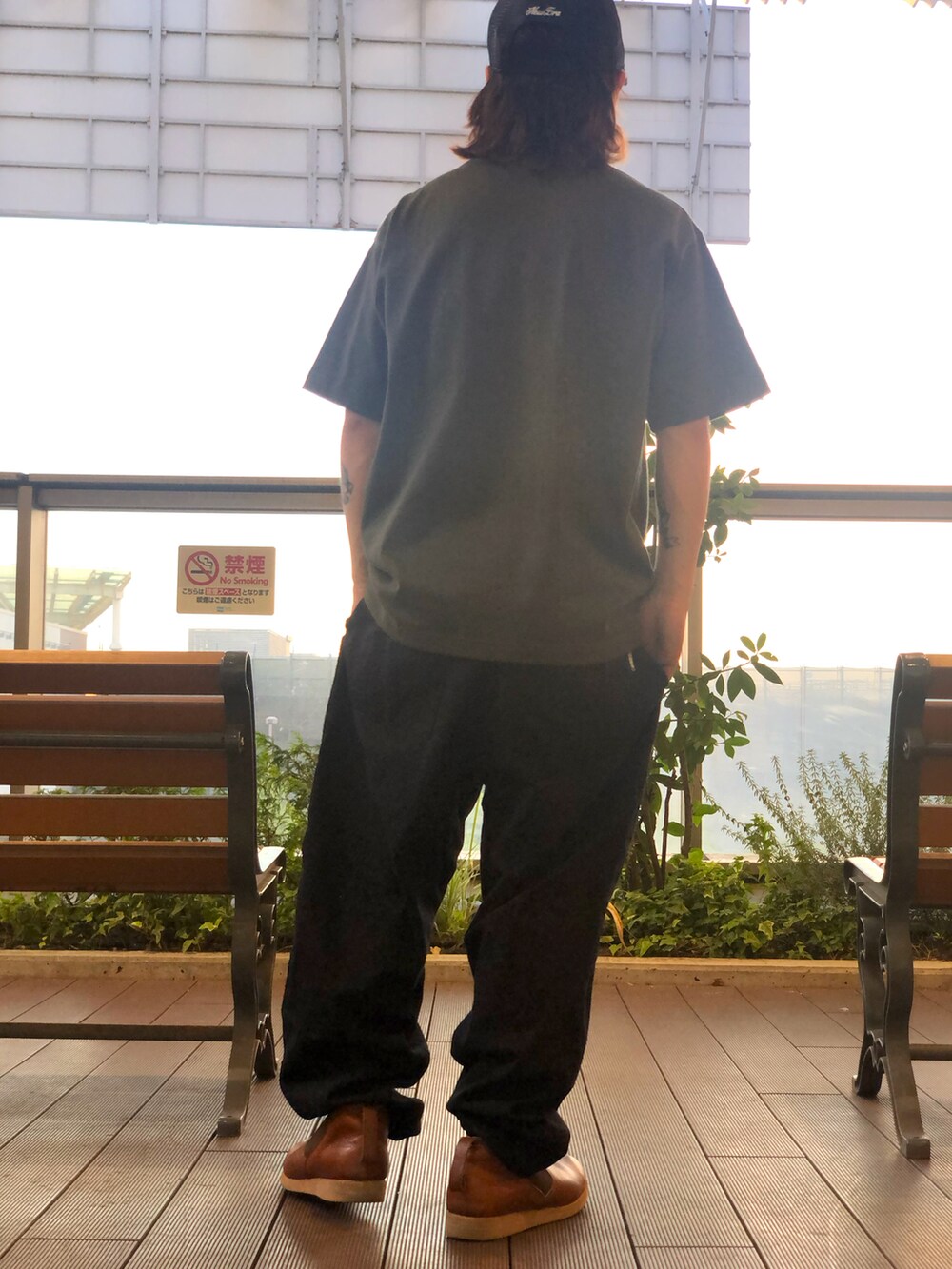 ブラック系のその他パンツを着用したメンズの夏コーディネートの2枚目の写真