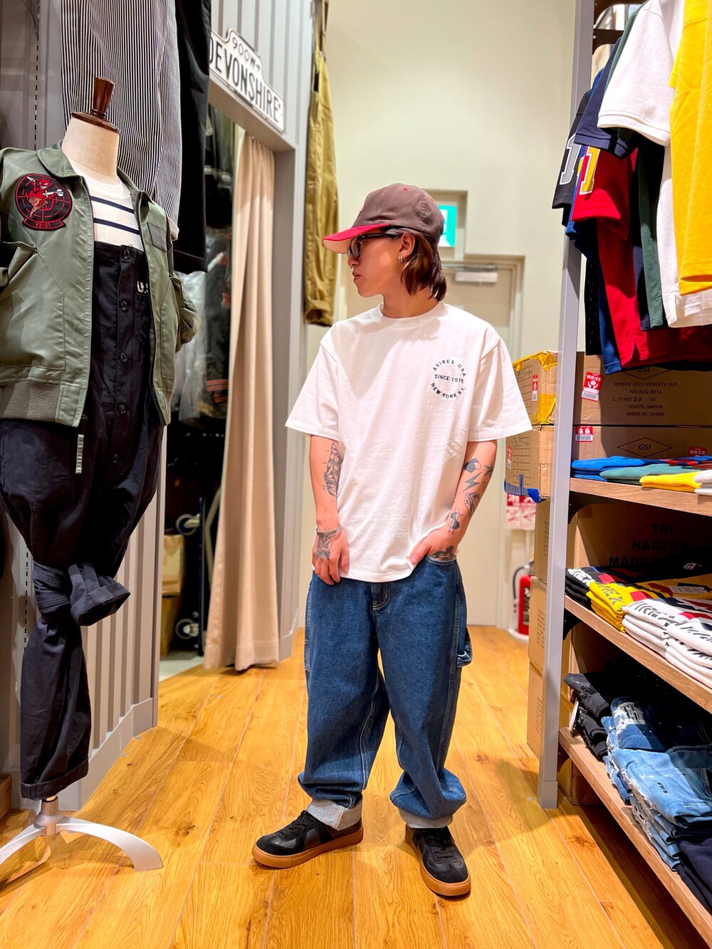 その他のデニムパンツ、ホワイト系のTシャツ/カットソー、ブラック系のスニーカーを着用したメンズの春コーディネートの2枚目の写真