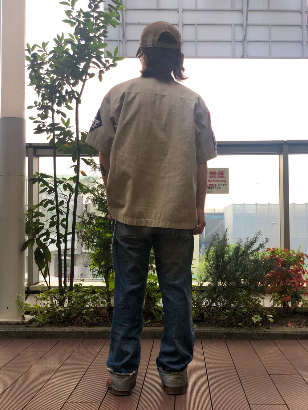 ベージュ系のシャツ/ブラウス、ベージュ系のキャップを着用したメンズの夏コーディネートの3枚目の写真