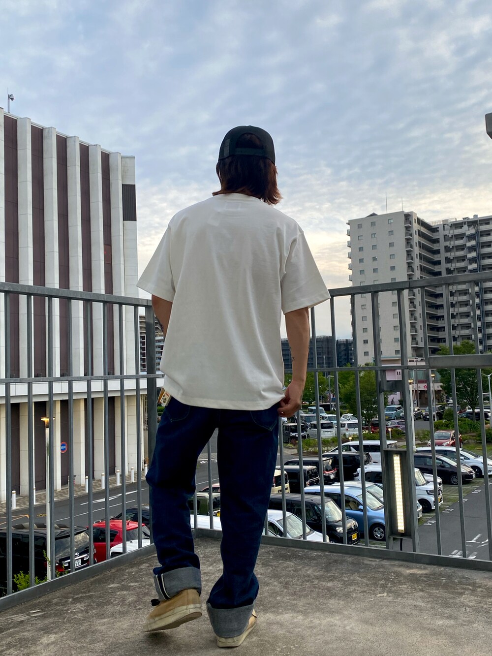 ホワイト系のTシャツ/カットソー、ブラック系のキャップを着用したメンズの夏コーディネートの2枚目の写真