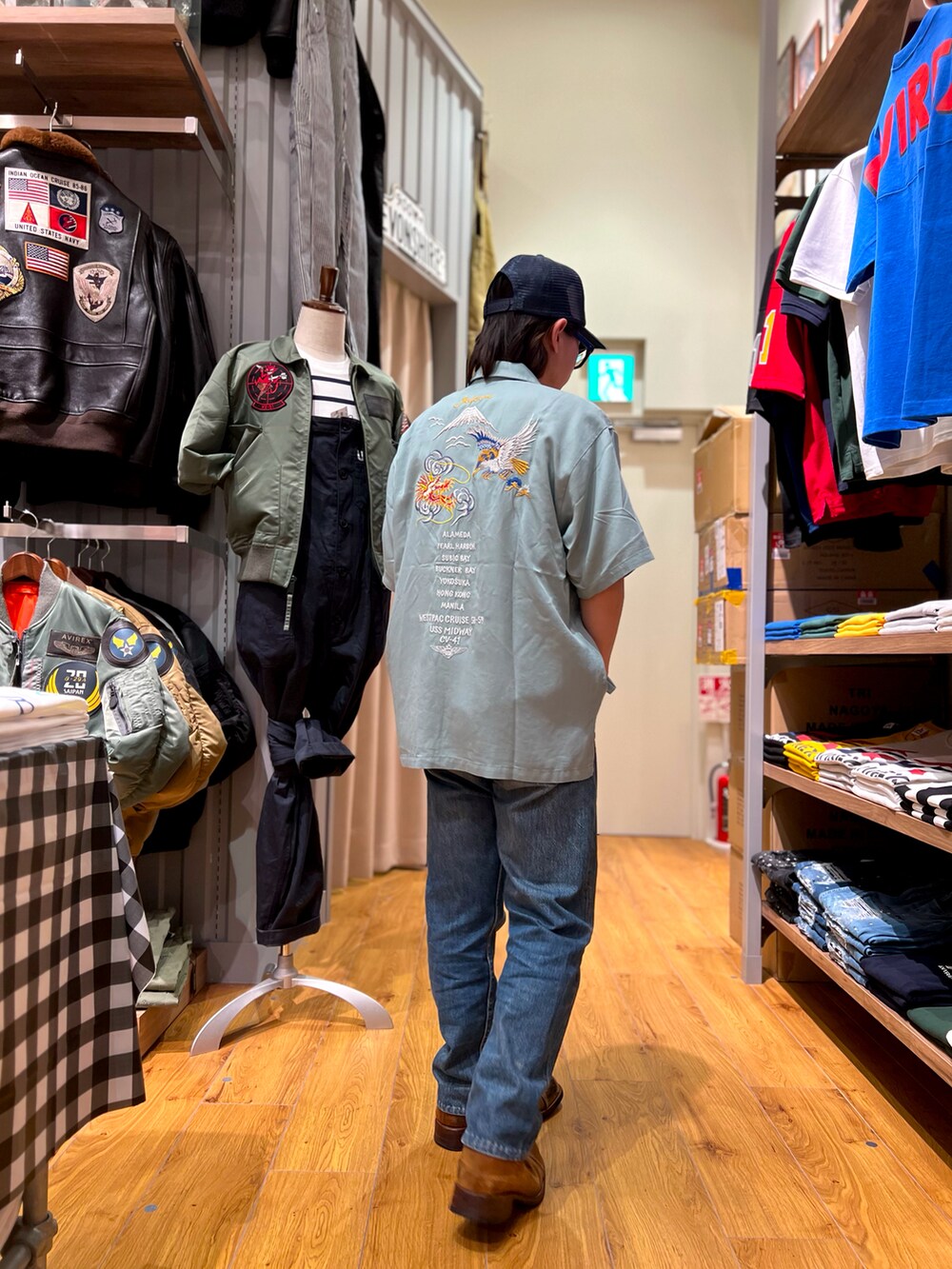 ブルー系のシャツ/ブラウス、ブルー系のキャップを着用したメンズの春コーディネートの2枚目の写真