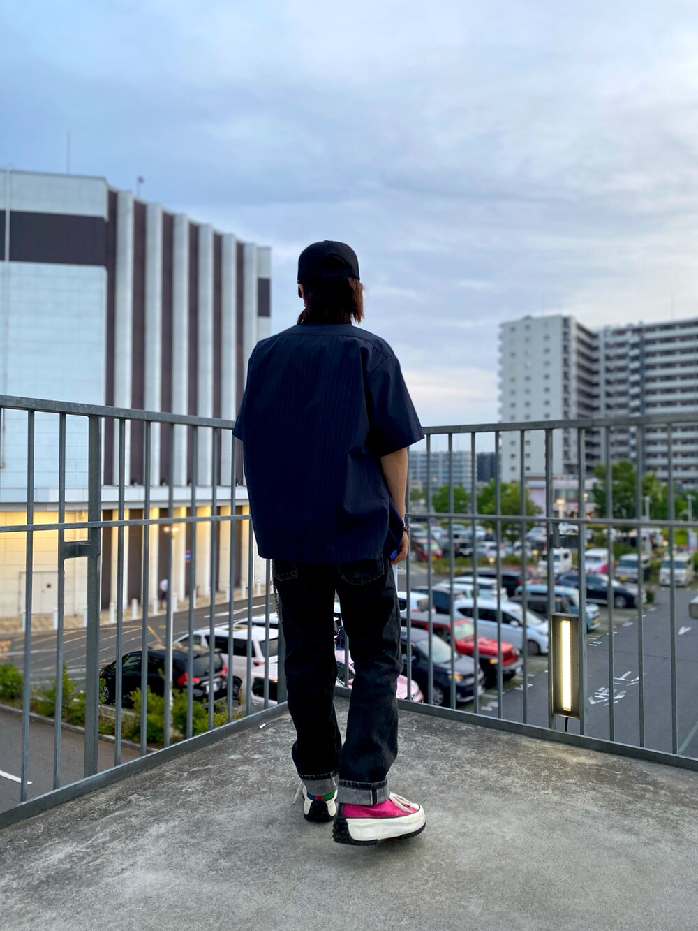 グレー系のシャツ/ブラウス、ブラック系のキャップを着用したメンズの春コーディネートの3枚目の写真