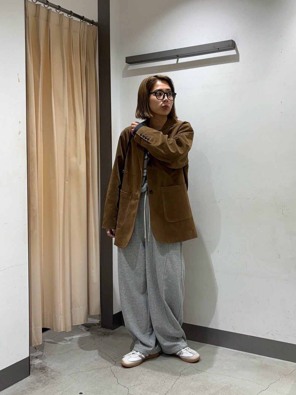 その他のニット/セーター、グレー系のその他パンツ、イエロー系のその他アウターを着用したレディースの秋コーディネートの3枚目の写真