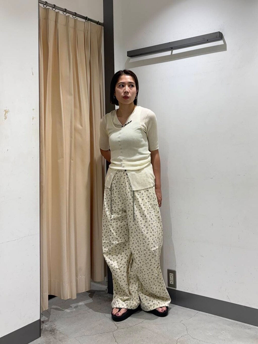 「シンプル、パンツ、パンツスタイル、休日コーデ、パンツコーデ、骨格ナチュラル、イエベ秋、kbfで選ぶ夏」｜「KBFのフラワープリントドロストパンツ（その他パンツ、ホワイト系）」を使った、chihiroさん（レディース・158cm）の夏コーディネートの3枚目の写真