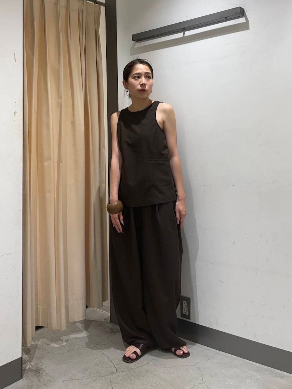 「シンプル、セットアップ、シンプルコーデ、パンツ、パンツスタイル、休日コーデ、骨格ナチュラル、綺麗め大人スタイル」｜「KBFのバックオープンベストセットアップ（セットアップ、ブラウン系）」を使った、chihiroさん（レディース・158cm）の春コーディネートの2枚目の写真