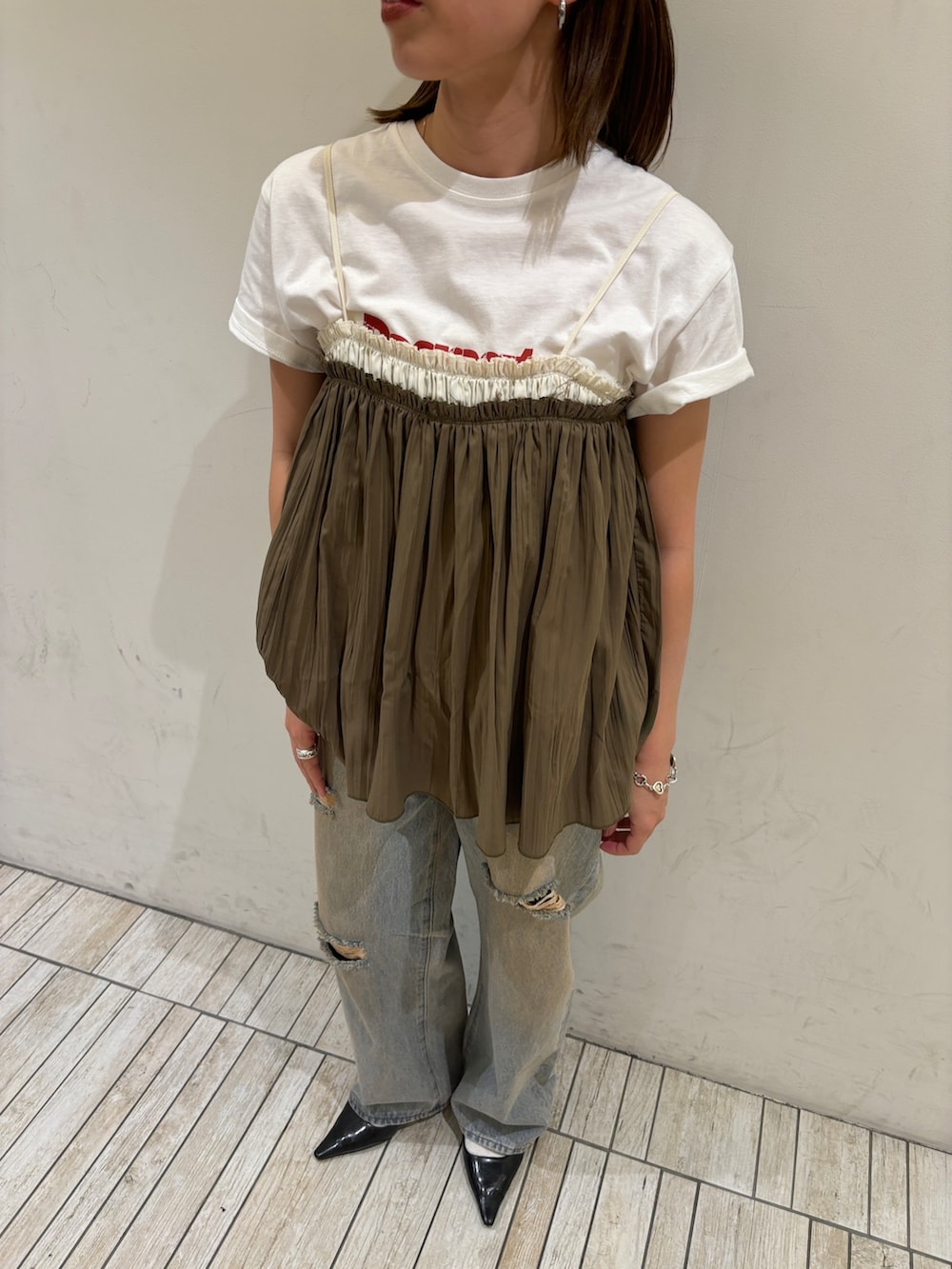 グリーン系のその他トップス、ブルー系のデニムパンツ、ホワイト系のTシャツ/カットソーを着用したレディースの春コーディネートの3枚目の写真