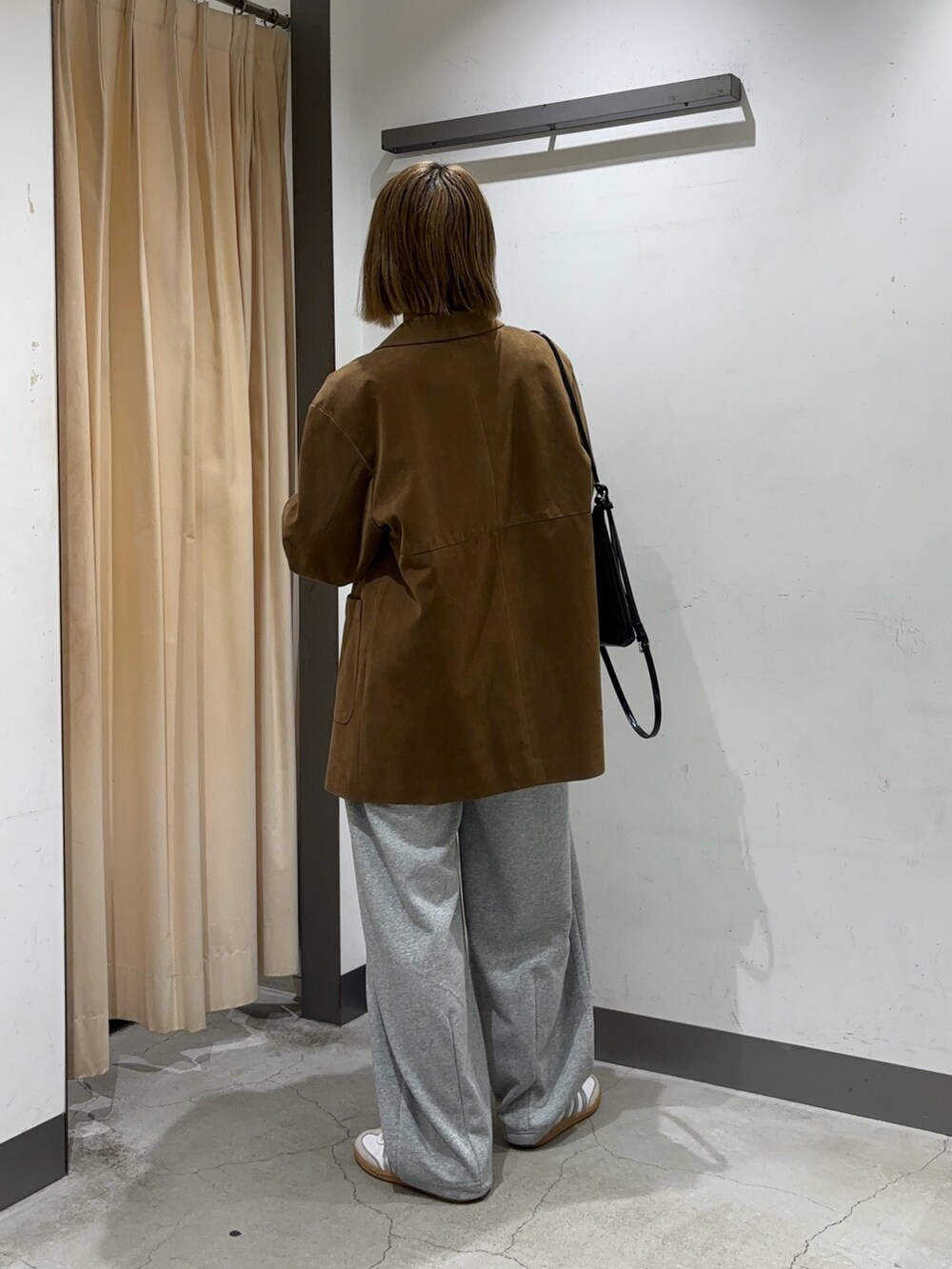 その他のニット/セーター、グレー系のその他パンツ、イエロー系のその他アウターを着用したレディースの秋コーディネートの4枚目の写真