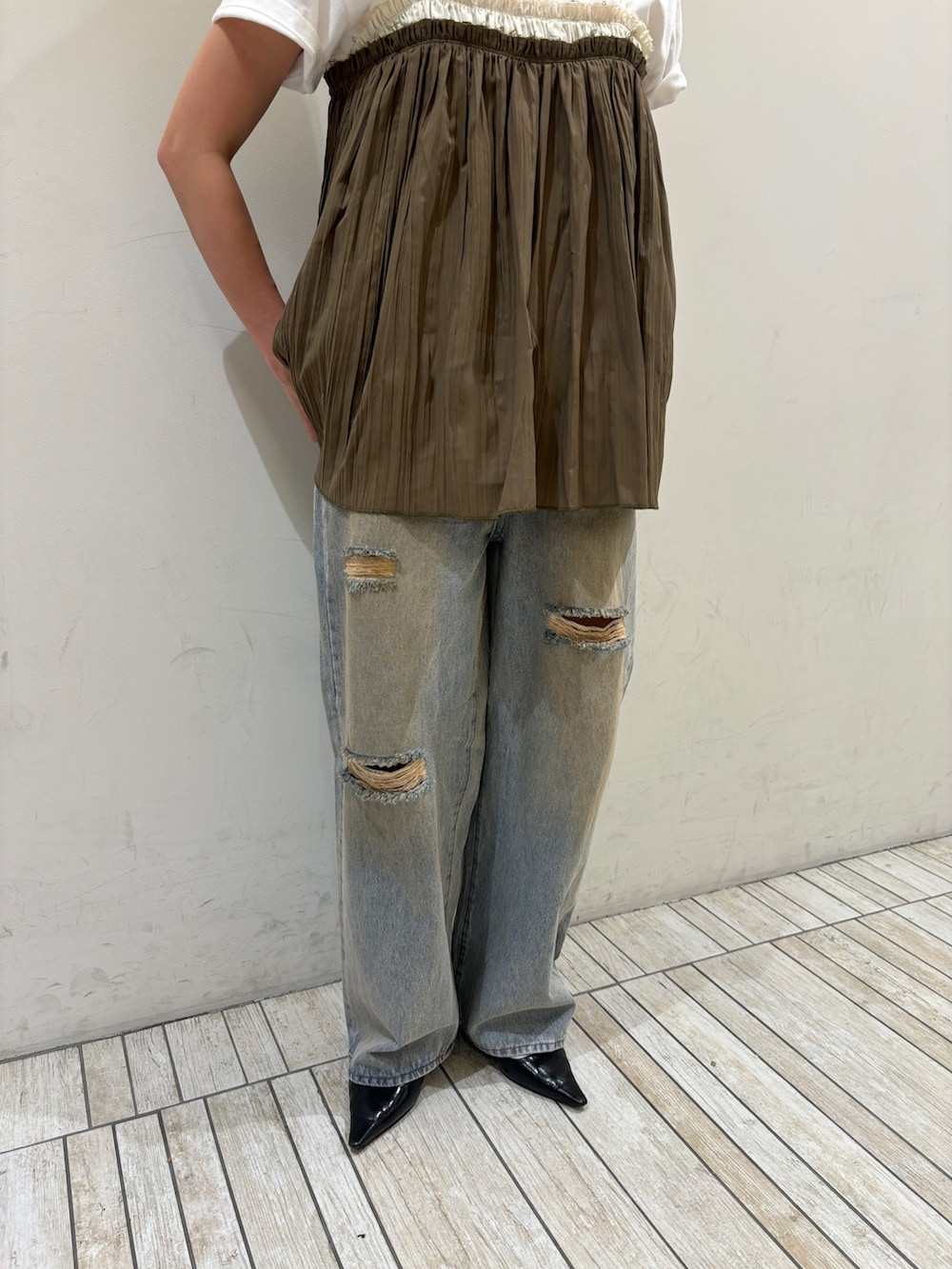 グリーン系のその他トップス、ブルー系のデニムパンツ、ホワイト系のTシャツ/カットソーを着用したレディースの春コーディネートの4枚目の写真
