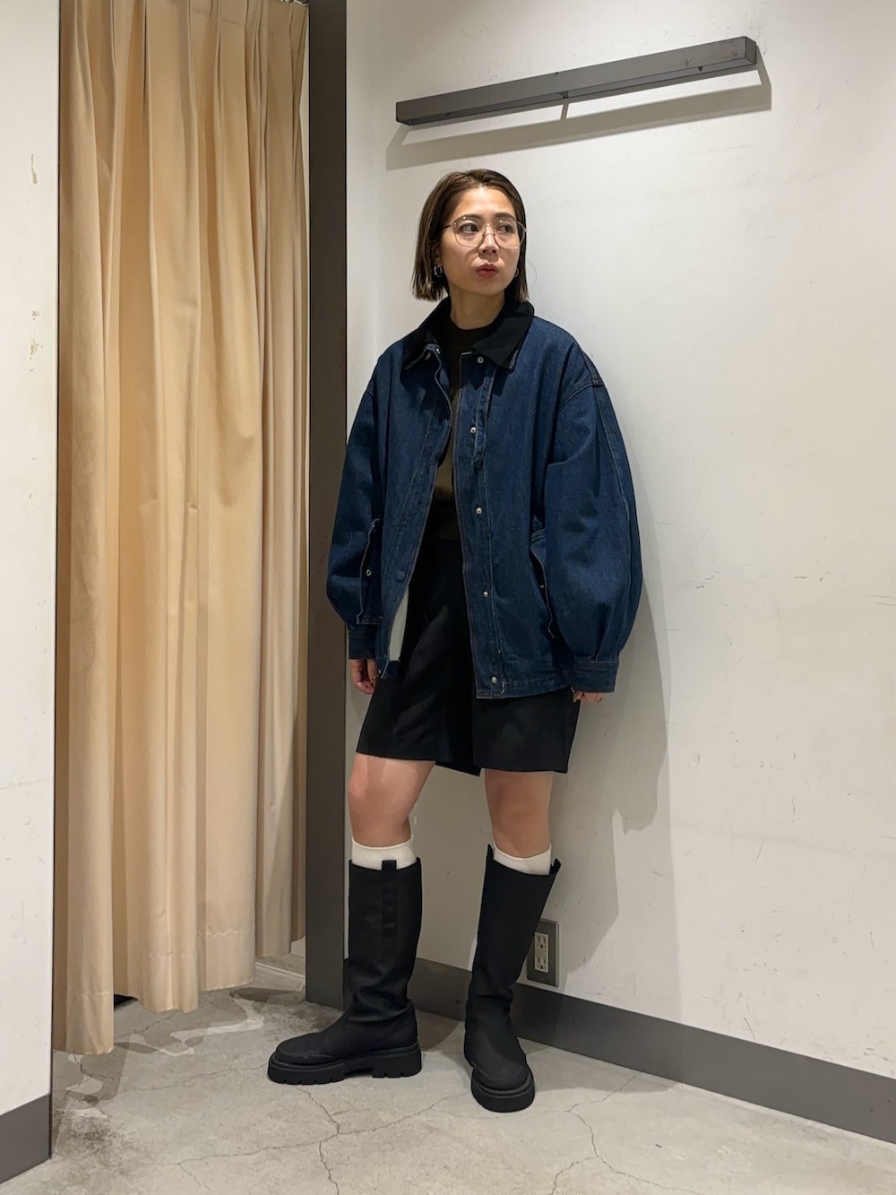 ブルー系のブルゾン、グリーン系のニット/セーター、ブラック系のその他パンツを着用したレディースの秋コーディネートの2枚目の写真