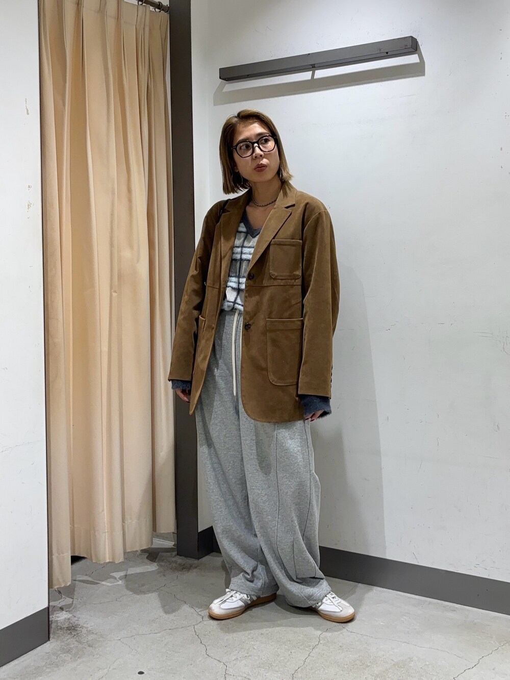 その他のニット/セーター、グレー系のその他パンツ、イエロー系のその他アウターを着用したレディースの秋コーディネートの2枚目の写真