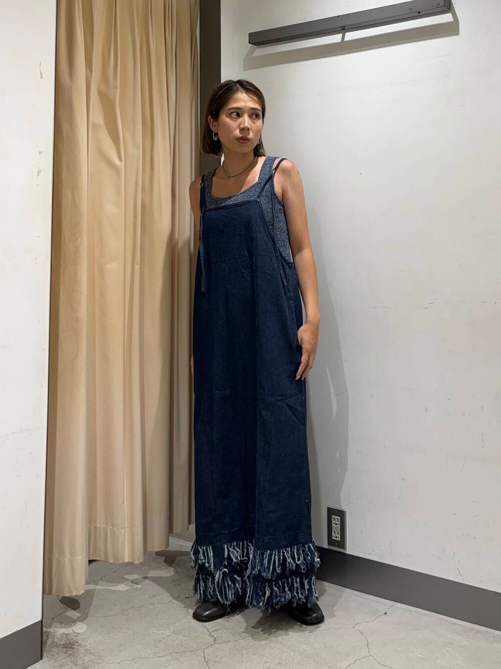 ブルー系のタンクトップ、グレー系のその他シューズ、ブルー系のワンピースを着用したレディースの夏コーディネートの3枚目の写真