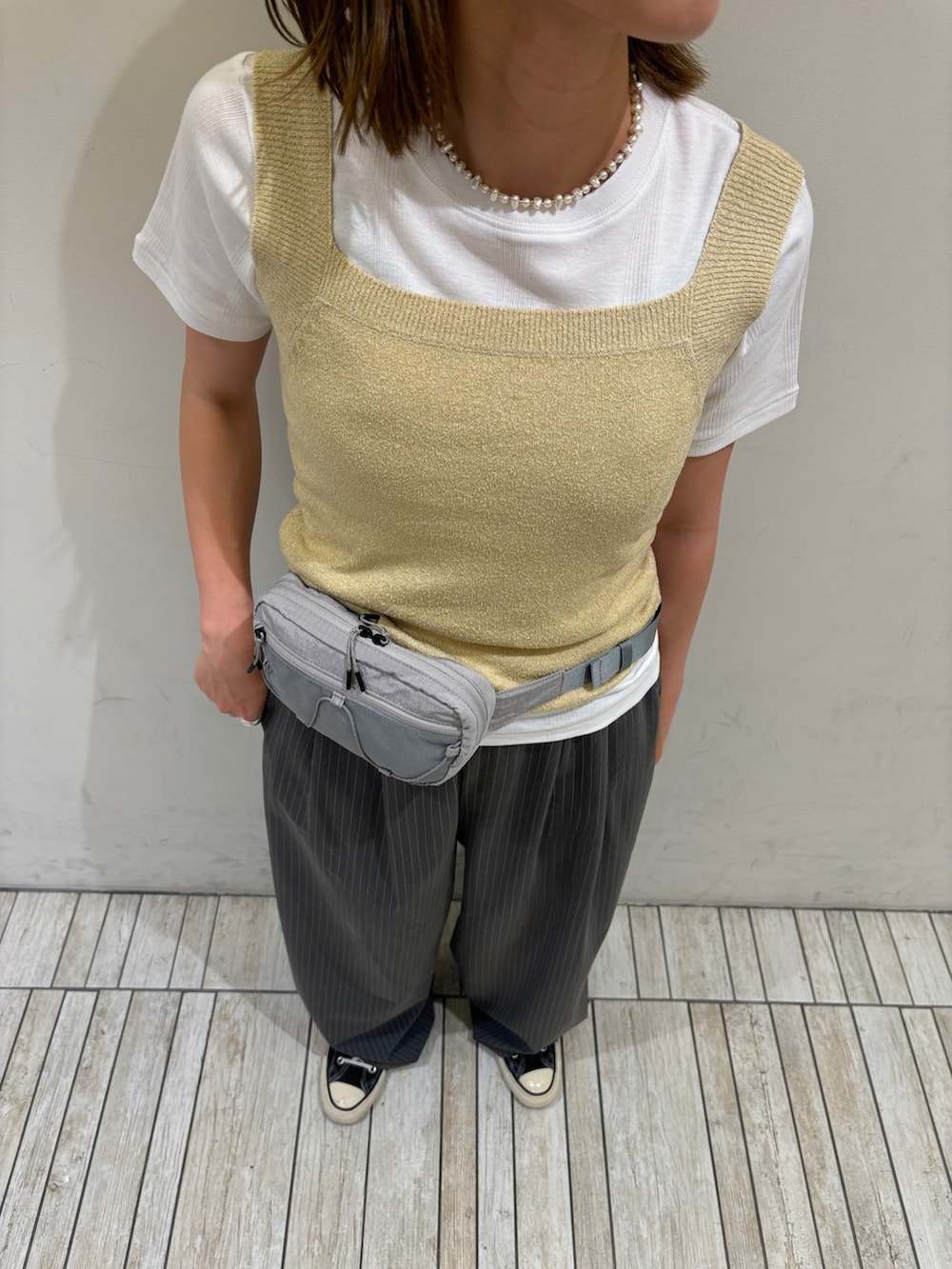 グレー系のボディバッグ/ウエストポーチ、グレー系のその他パンツ、ベージュ系のタンクトップを着用したレディースの春コーディネートの3枚目の写真