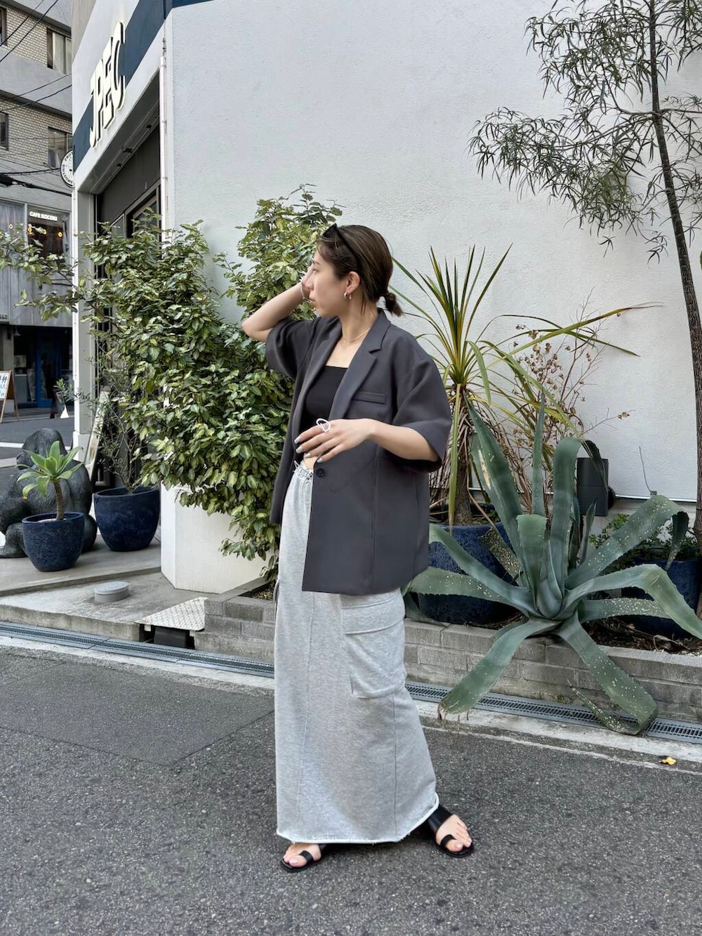 「大人カジュアル、ジャケット、スカート、スカートスタイル、春コーデ、休日コーデ、ジャケットコーデ、スウェットスカート、骨格ナチュラル」｜「KBFのバックスリットジャケット（テーラードジャケット、グレー系）」を使った、chihiroさん（レディース・158cm）の春コーディネートの2枚目の写真