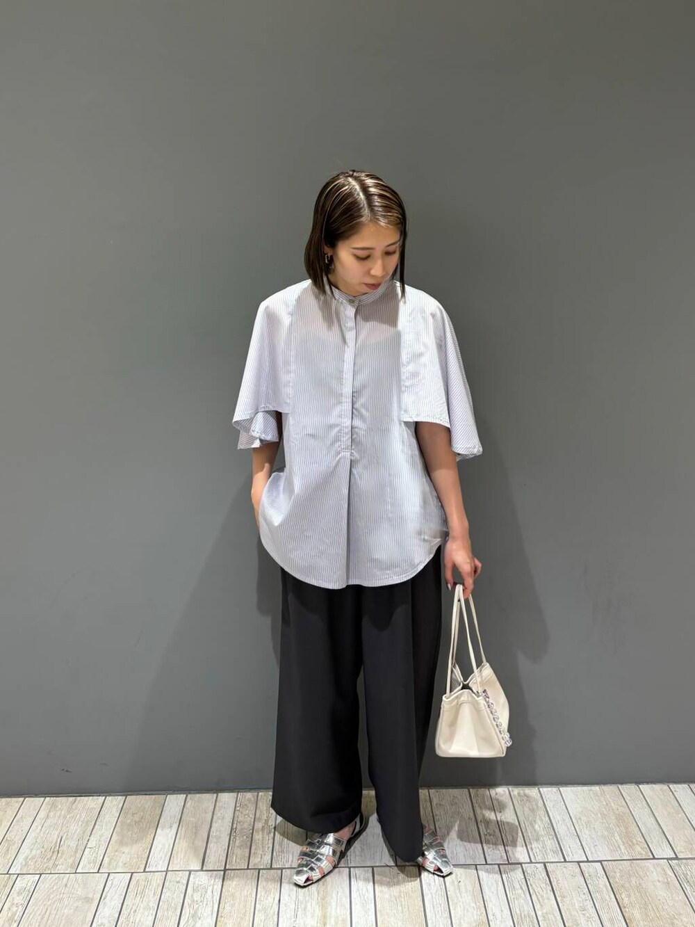 「シンプル、シンプルコーデ、おでかけ、パンツ、春コーデ、休日コーデ、パンツコーデ、ブラウスコーデ、綺麗めスタイル、骨格ナチュラル、綺麗め大人スタイル」｜「KBFのクリアボールチャーム（キーホルダー、その他）」を使った、chihiroさん（レディース・158cm）の春コーディネートの3枚目の写真