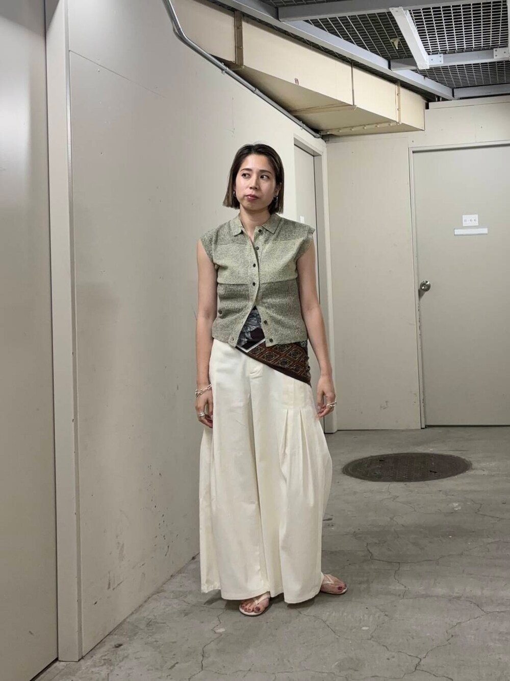 「大人カジュアル、パンツ、パンツスタイル、休日コーデ、パンツコーデ、骨格ナチュラル、イエベ秋、kbfで選ぶ夏」｜「KBFのフラワープリントビッグスカーフ（バンダナ/スカーフ、ブラウン系）」を使った、chihiroさん（レディース・158cm）の夏コーディネートの2枚目の写真