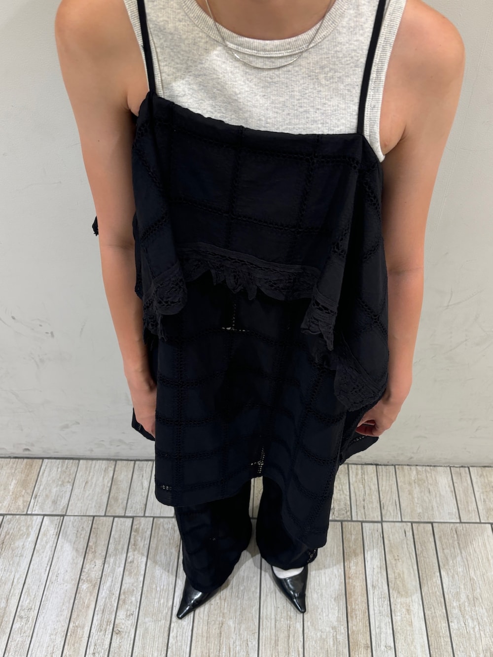 ブラック系のワンピース、ブラック系のその他パンツ、ベージュ系のタンクトップを着用したレディースの春コーディネートの3枚目の写真