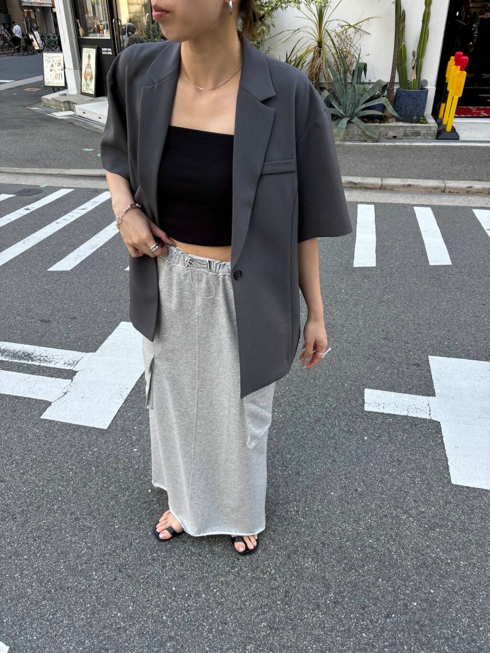 「大人カジュアル、ジャケット、スカート、スカートスタイル、春コーデ、休日コーデ、ジャケットコーデ、スウェットスカート、骨格ナチュラル」｜「KBFのバックスリットジャケット（テーラードジャケット、グレー系）」を使った、chihiroさん（レディース・158cm）の春コーディネートの4枚目の写真