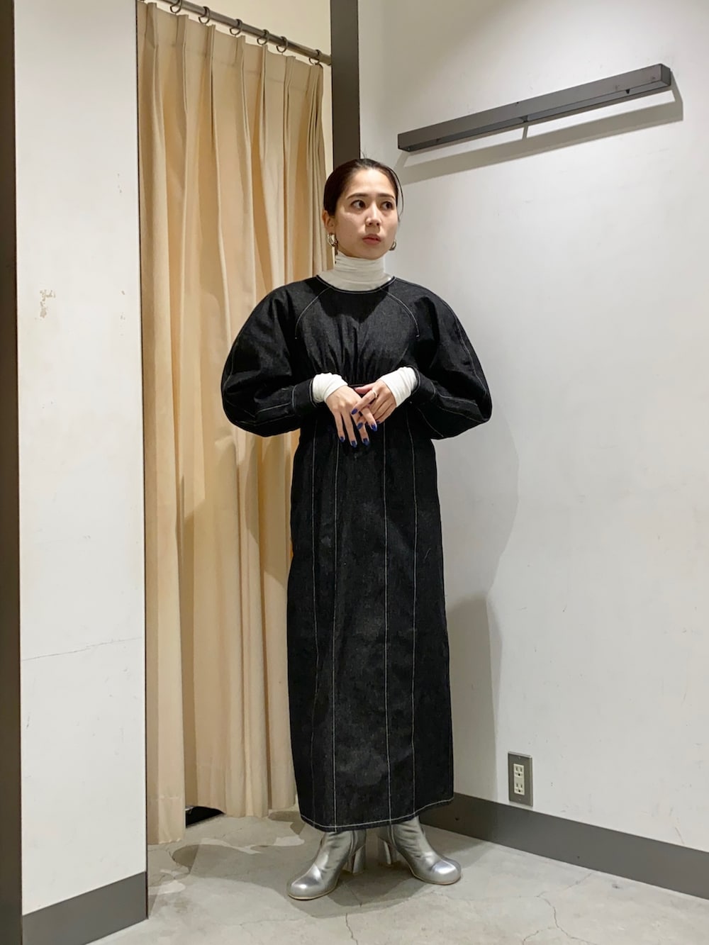 「ブーツ、休日スタイル、大人カジュアル、デニム、ワンピース、デニムワンピース」｜「KBFのボリュームスリーブデニムワンピース（ワンピース、ブラック系）」を使った、chihiroさん（レディース・158cm）の冬コーディネートの3枚目の写真